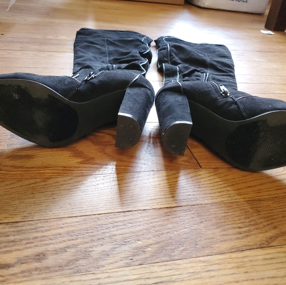 Thigh high suede boots - Picture 3 of 3